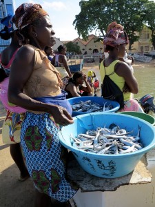 Sao Tomè, le palaiè (venditrici di pesce) vendono il pesce appena pescato    (2015)    (foto Giorgio Pagano)