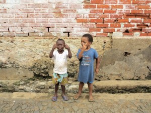 Sao Tomè, roça di Boa Entrada (piantagione già coloniale), bambini    (2016)    (foto Giorgio Pagano)