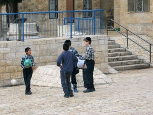 Gerusalemme, bambini ebrei    (2005)    (foto Giorgio Pagano)