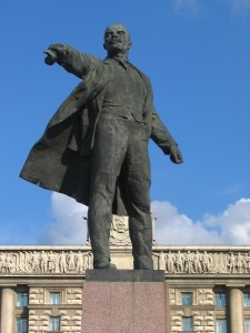 San Pietroburgo, piazza Mosca, statua di Lenin    (2006)    (foto Giorgio Pagano) 