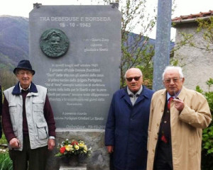 Calice, Beneduse, Franco Bernardi con altri partigiani del Battaglione Val di Vara al Monumento alla Resistenza di Beneduse (2017) (foto archivio Egidio Banti)