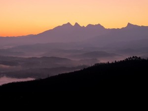 Le Alpi Apuane all'alba dalle alture di Tresana (2011) (foto Giorgio Pagano)