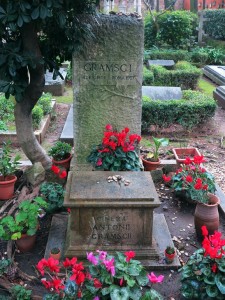 Roma, Cimitero acattolico, l'urna con le ceneri di Antonio Gramsci (2014) (foto Giorgio Pagano)