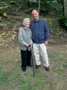  Laura Seghettini con Giorgio Pagano, Adelano di Zeri, 22 luglio 2011, anniversario della morte di Facio (foto archivio Cds)