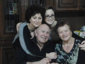Giuseppe Cargioli "Sgancia" con la moglie Lina, la figlia Mara e la nipote Simona (2014) (foto archivio famiglia Cargioli)
