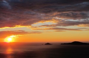 Il Tinetto, il Tino e la Palmaria al tramonto da Montemarcello, mostra "Landscape" a cura del Gruppo Fotografico Obiettivo Spezia, Fiascherino - Hotel Ristorante Rosa dei Venti, 10 luglio-31 ottobre 2014   (2013)   (foto Giorgio Pagano)