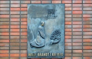 Varsavia, monumento a Willy Brandt (2009) (foto Giorgio Pagano)