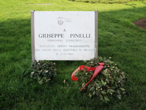 Milano, piazza Fontana: lapide in memoria di Giuseppe Pinelli    (2014)    (foto Giorgio Pagano)