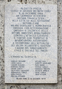 Milano, piazza Fontana: lapide in memoria delle vittime della strage del 12 dicembre 1969    (2014)  (foto Giorgio Pagano)