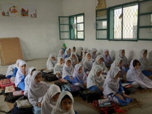 Didascalia: Pakistan, Lower Dir, alunne in una scuola riabilitata   (2012)   (foto archvio Alisei)