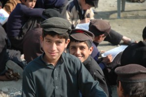 Didascalia: Pakistan, Hangu, alunni che fanno lezione all'addiaccio   (2013)   (foto archivio Alisei).