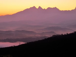 Le Alpi Apuane all'alba dalle alture di Tresana   (2011)   (foto Giorgio Pagano)