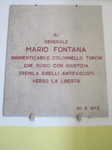 Scuola media Mario Fontana, lapide a Mario Fontana     (2015)   (foto Giorgio Pagano)