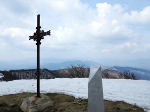 Alta via dei monti liguri, vetta del Monte Gottero, la croce in ferro in memoria dell'Anno Santo 1933 e la stele in memoria del rastrellamento nazifascista del 20 gennaio 1945, collocata a cura degli operai dell'Oto Melara    (2015)    (foto Giorgio Pagano)