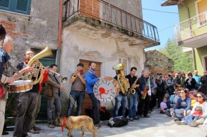 Fosdinovo, Canepari, "I Fiati Sprecati" nella piazza dove ebbe sede il comando della Brigata "Muccini", "Percorsi della Resistenza" 21 aprile 2013 (foto Giorgio  Pagano)