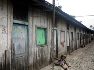Piantagione di Diogo Vaz, le baracche in cui vivono i lavoratori   (foto Giorgio Pagano)