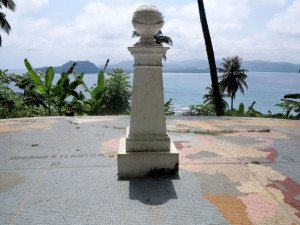 Sao Tomè, Ilheu das Rolas: il monumento che segna il punto esatto del passaggio della linea del'Equatore
