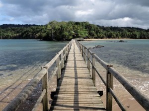 Principe, il ponte pedonale che collega l'Ilheu e la Praia Bom Bom    (foto Giorgio Pagano)