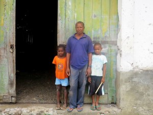 Sao Tomè, piantagione di Diogo Vaz: padre con i due figli (la bambina ha la pancia gonfia, segno di malnutrizione priva di proteine)  (2015)    (foto Giorgio Pagano)