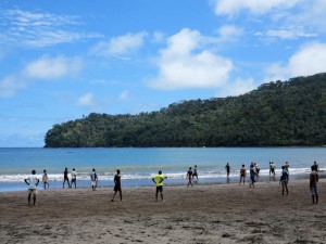 Sao Tomè, Sao Joao das Angolares: ragazzi giocano a calcio in spiaggia, l'unico "campo di calcio" della zona    (2015)    (foto Giorgio Pagano)