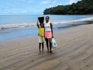 Sao Tomè, Sao Joao das Angolares: una bambina e una ragazza in spiaggia    (2015)    (foto Giorgio Pagano)