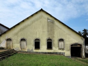 Sao Tomè, roça di Agua Izè, la struttura per l'essiccatoio termico del cacao    (2015)    (foto Giorgio Pagano)