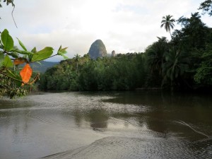 Principe, Sao Joaquim, foce del rio Banzù e veduta dei picos Joao Dias pai e Joao Dias filho    (2015)    (foto Giorgio Pagano)