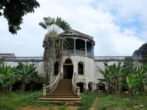 Sao Tomè, roça di Agua Izè, edificio all'ingresso    (2015)    (foto Giorgio Pagano)