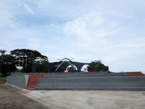 Sao Tomè, Fernao Dias, monumento ai Martires da Liberdade (le 1000 vittime del massacro degli schiavi a Batepà del 3 febbraio 1953, a opera dei coloni portoghesi)    (2016)    (foto Giorgio Pagano)