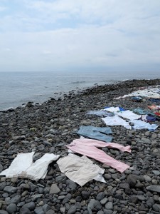 Sao Tomè, Neves, panni ad asciugare sulla spiaggia    (2015)    (foto Giorgio Pagano)