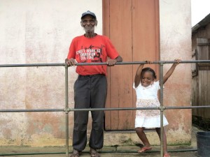 Sao Tomè, Nova Moca, il vecchio e la bambina    (2016)    (foto Giorgio Pagano)