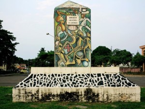 Sao Tomè, monumento ai Martires da Liberdade (le 1000 vittime del massacro degli schiavi a Batepà del 3 febbraio 1953, a opera dei coloni portoghesi)    (2016) (foto Giorgio Pagano)