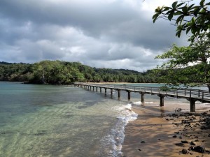 Principe, il ponte pedonale che collega l'Ilheu e la Praia Bom Bom    (2015)    (foto Giorgio Pagano)