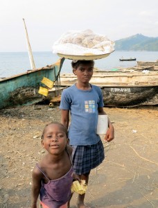 Sao Tomè, Neves, bambine    (2015)    (foto Giorgio Pagano)