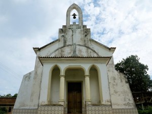 Sao Tomè, chiesa della roça Agostinho Neto (struttura già coloniale)    (2016)    (foto Giorgio Pagano)