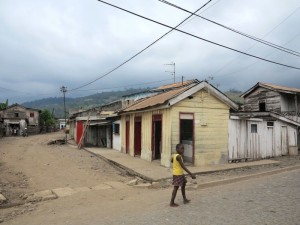 Sao Tomè, Neves, abitazioni e bambina    (2015)    (foto Giorgio Pagano)