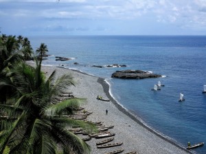 Sao Tomè, Santa Catarina, la spiaggia con le canoe dei pescatori    (2016)    (foto Giorgio Pagano)