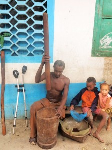 Sao Tomè, roça di Diogo Vaz (piantagione già coloniale), uomo che macina il caffè nel pilao (mortaio)    (2015)    (foto Giorgio Pagano)