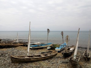 Sao Tomè, Santa Catarina, la spiaggia con le canoe dei pescatori    (2015)    (foto Giorgio Pagano)