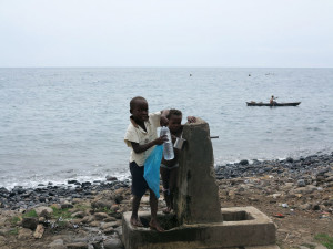 Sao Tomè, spiaggia di Neves, bambini - 2015 (foto Giorgio Pagano)