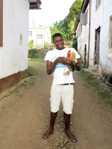 Sao Tomè, Monte Cafè, uomo con un gallo - 2015 (foto Giorgio Pagano)