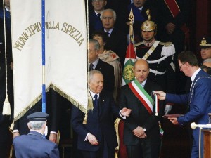 Roma, Quirinale, 25 aprile 2006: il Presidente Carlo Azeglio Ciampi appunta al gonfalone del Comune della Spezia la Medaglia d'oro al merito civile  (foto Enrico Amici)