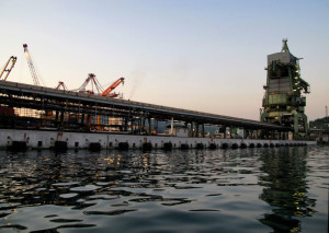 La Spezia, lo scaricatore carbone Enel    (2011)    (foto Giorgio Pagano)