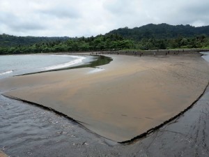 Mostra fotografica "Sao Tomé e Principe - Diario do centro do mundo" di Gorgio Pagano, 13 dicembre 2016 - 7 gennaio 2017, Archivi multimediali Sergio Fregoso: Sao Joao das Angolares, ragazzi che giocano a calcio in spiaggia    (2015)