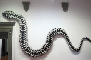 Firenze, Palazzo Strozzi, mostra "Libero" di Ai Weiwei, "Snake bag"    (2016)    (foto Giorgio Pagano)