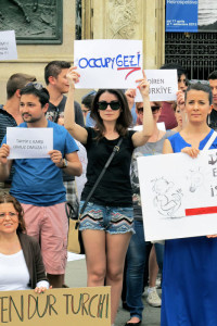 Torino, Piazza Castello, manifestazione di turchi in sostegno delle proteste di Gezy Park contro il regime di Recep Tajjip Erdogan    (2013)    (foto Giorgio Pagano)