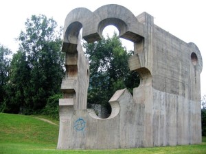 Guernica, la città spagnola rasa al suolo dai fascisti e dai nazisti il 26 aprile 1937, Parco dei Popoli d'Europa, Monumento alla Pace di Eduardo Chillida    (2005)    (foto Giorgio Pagano)