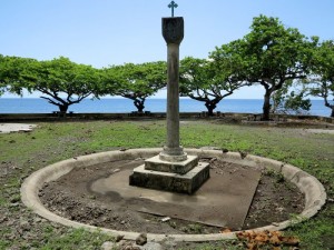 Sao Tomé, Anambò, monumento nel luogo in cui sbarcarono i portoghesi il 21 dicembre 1271, scoprendo l'isola    (2016)    (foto Giorgio Pagano)