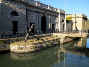 Il torrente Lagora e il Museo Navale    (2011)    (foto Giorgio Pagano)