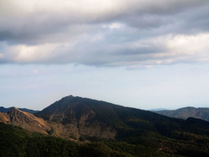 Veduta del monte Dragnone dalla strada per il passo del Rastrello (2017)    (foto Giorgio Pagano)